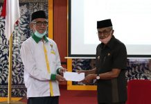 Bupati Banjar H.Khalillurahman dan Setda HM. Hilman, bayar zakat lewat Baznas