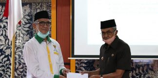 Bupati Banjar H.Khalillurahman dan Setda HM. Hilman, bayar zakat lewat Baznas