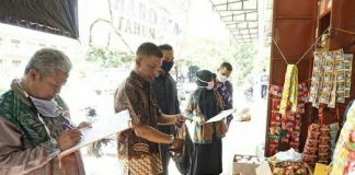 Dinas Perdagangan bersama Sat Pol PP Balangan lakukan pemantauan harga sembako