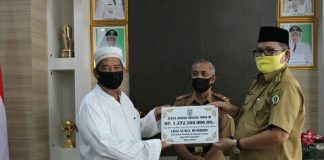 Bupati Balangan serahkan dana hibah untuk panti asuhan Nurul Muhibbin kecamatan Halong