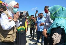 Bupati Batola serahkan buku tabungan BLT dana desa kepada warga Tabunganen