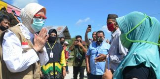 Bupati Batola serahkan buku tabungan BLT dana desa kepada warga Tabunganen