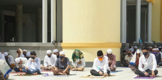 Setelah sempat ditutup, Masjid Agung Al Karomah Martapura, laksanakan sholat Jumat, berjamaah
