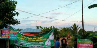 Meriahkan acara pembukaan, satgas TMMD 108 dan warga pasang umbul-umbul dan baliho
