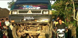 Terpeleset di jembatan kanas, Seorang ibu dan anak alami sakit di kaki dan luka lecet