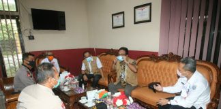 LO BNPB pusat Brigjen (Purn) Pol Drs Agus Budiman Manalu dan Marsda (Purn) TNI Dwi Fajariyanto, kunjungi tempat Karantina Covid-19 Banjar