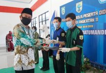 Siswa terbaik wakili acara simbolis perpisahan siswa kelas XII SMK Negeri 1 Batumandi