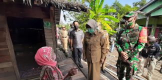 Bupati Batola bersama Dandim 1005/Marabahan, tinjau rumah janda tua yang ikut direhab satgas TMMD