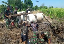 Atasi kerusakan ruas jalan akibat luapan air pasang, satgas TMMD pasang gorong gorong dibawah jalan desa