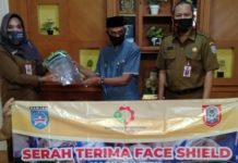 Disperindag Banjar, serahkan 500 Face shield untuk tenaga medis dalam penanganan pasien Corona
