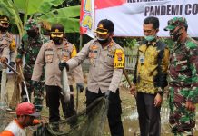 Tak henti membantu, Polres Batola bagikan paket sembako untuk warga terdampak Corona