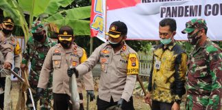 Tak henti membantu, Polres Batola bagikan paket sembako untuk warga terdampak Corona