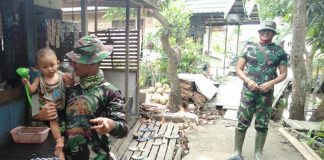 Melepas rindu dengan keluarga, anggota satgas TMMD 108, izin gendong anak warga