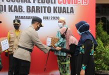 Kapolres Batola serahkan bantuan paket sembako kepada warga terdampak Covid-19