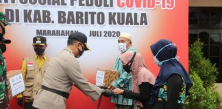 Kapolres Batola serahkan bantuan paket sembako kepada warga terdampak Covid-19