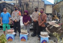 Kapolsek Berangas serahkan bantuan sembako kepada korban musibah kebakaran