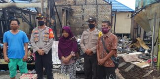 Kapolsek Berangas serahkan bantuan sembako kepada korban musibah kebakaran