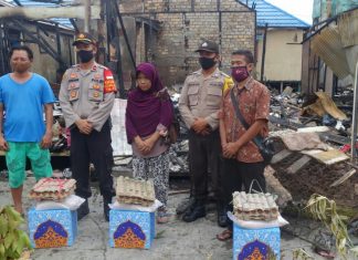 Kapolsek Berangas serahkan bantuan sembako kepada korban musibah kebakaran