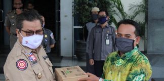 Cegah penyebaran Virus Corona, Bupati Balangan serahkan bantuan ADP untuk petugas KPU dan Bawaslu