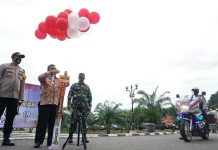 Bupati Balangan H. Ansharuddin melepas secara resmi baksos peduli Covid-19