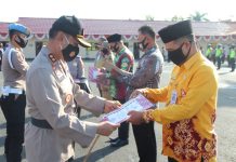Kapolres Batola berikan penghargaan Kampung Tangguh Covid-19