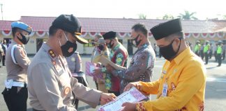 Kapolres Batola berikan penghargaan Kampung Tangguh Covid-19