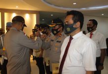 Kapolres Metro Jakarta Barat Kombes Pol Audie S Latuheru, berikan penghargaan 8 anggotanya yang berprestasi