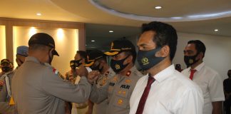Kapolres Metro Jakarta Barat Kombes Pol Audie S Latuheru, berikan penghargaan 8 anggotanya yang berprestasi