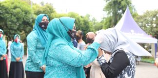 Ayo, bersama memakai masker, TP PKK Kabupaten Banjar, bagikan ribuan masker gratis