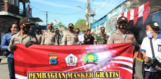 Wakil Bupati H. Rahmadiannoor, bersama Kapolres Batola AKBP Lalu Moh. Syahrir Arif, bagikan masker gratis