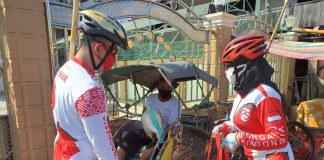 Sambil Gowes Kapolres Pulang Pisau bagikan sembako kepada tukang ojek dan tukang sapu jalanan