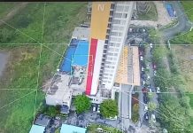 Anggota TNI Rindam bertugas menurunkan Bendera Merah Putih HUT ke-75 RI di Gedung Aston Hotel Banua