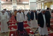 Bupati H.Ansharuddin bersama masyarakat sholat Idul Adha di Masjid Al-Akbar