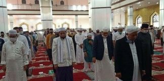Bupati H.Ansharuddin bersama masyarakat sholat Idul Adha di Masjid Al-Akbar