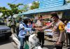 Kapolres Batola bersama wakil bupati Batola bagikan ribuan masker gratis