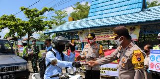 Kapolres Batola bersama wakil bupati Batola bagikan ribuan masker gratis