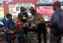 Jumat Berkah, Polsek Anjir Muara bagikan nasi bungkus dan masker gratis