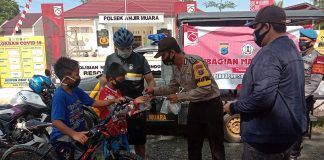 Jumat Berkah, Polsek Anjir Muara bagikan nasi bungkus dan masker gratis