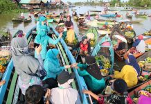 Hentikan penyebaran covid 19, TP PKK Kabupaten Banjar bagikan masker gratis di Pasar Terapung Lok Baintan