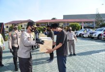 Kapolda Kalsel bagikan 2.450 paket sembako dan 6.050 masker