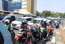Putus mata rantai penyebaran Covid 19, Polsek Palmerah bagikan masker gratis kepada pengendara motor