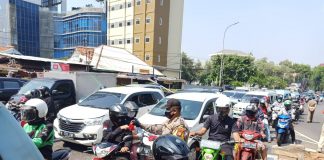 Putus mata rantai penyebaran Covid 19, Polsek Palmerah bagikan masker gratis kepada pengendara motor