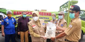 Bupati Hj. Noormiliyani kembali serahkan bantuan paket sembako kepada warga terdampak covid 19