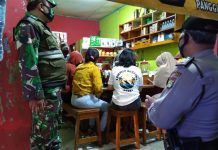 Petugas gabungan Kebon Jeruk gelar Operasi Yustisi cegah Covid-19