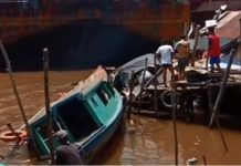 Tongkang pengangkut batu bara hantam rumah warga di pinggiran Sungai Barito