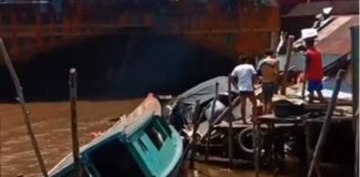 Tongkang pengangkut batu bara hantam rumah warga di pinggiran Sungai Barito