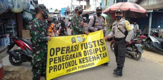 Tim gabungan bersama PD PBB gelar operasi yustisi penerapan protokol kesehatan di Pasar Pengaron
