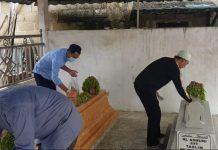 Setiap Jumat, ziarah ke makam kakek dan neneknya, menjadi rutinitas H.Saidi Mansyur