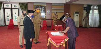 Bupati H. Khalillurahman melantik Direktur Umum terpilih PDAM Intan Banjar