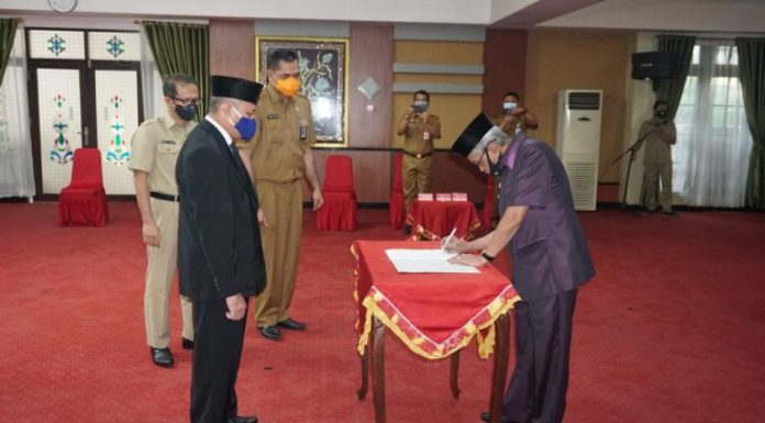 Bupati H. Khalillurahman melantik Direktur Umum terpilih PDAM Intan Banjar